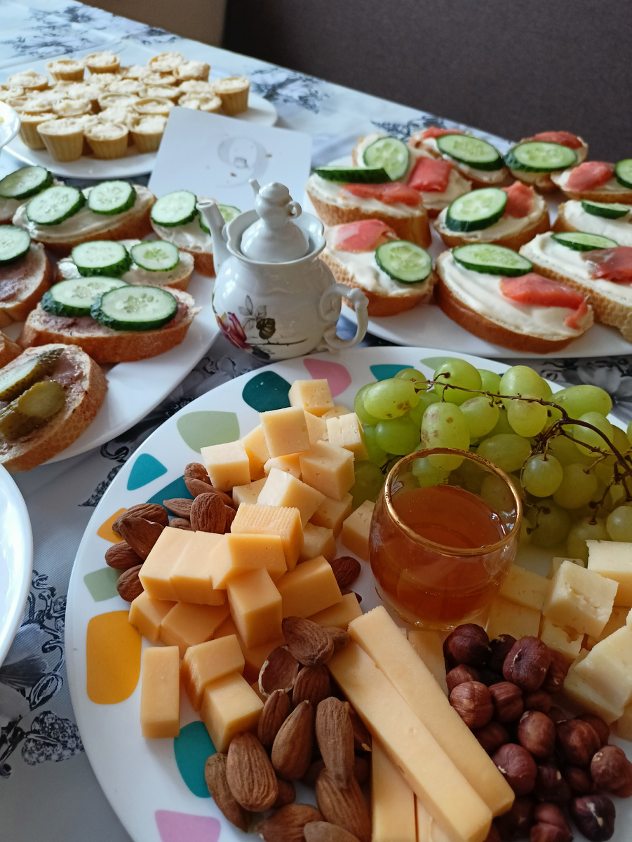 Сырная тарелка: два вида сыра, мёд, виноград, миндаль, фундук