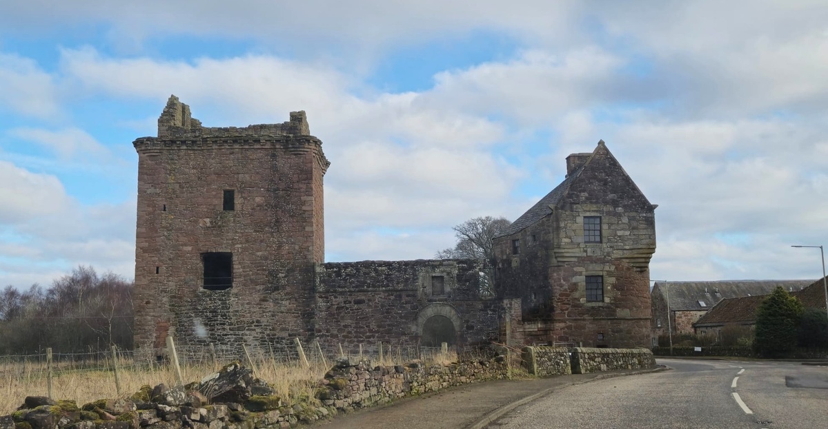 Замок Бурлей, мы не смогли найти место, где припарковаться, дорога узкая, рядом частные дома, поэтому проехали мимо... Жаль. Фото из личного архива.