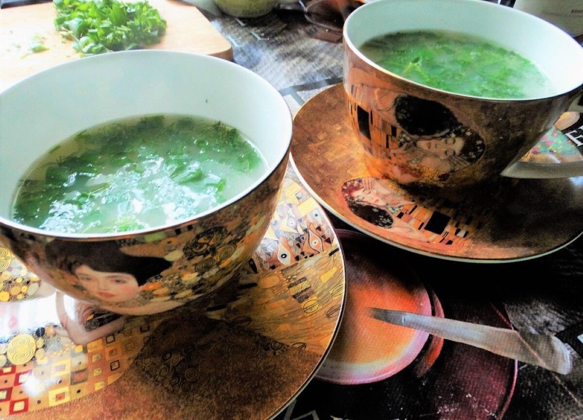 Бульон подаю с зеленью