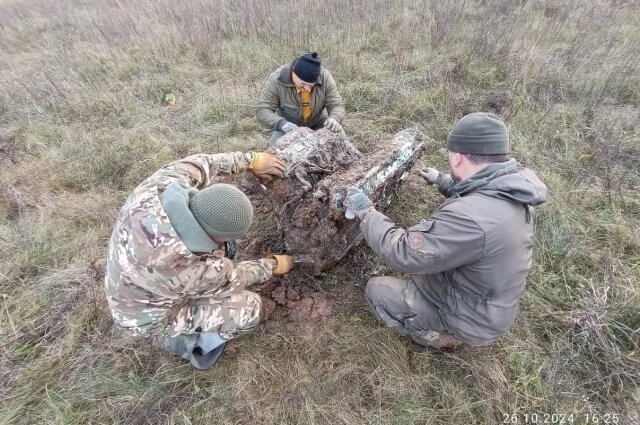    В поиске номеров на моторе самолёта. Фото: Из архива/ «Огненное небо Зубцова» ВКонтакте