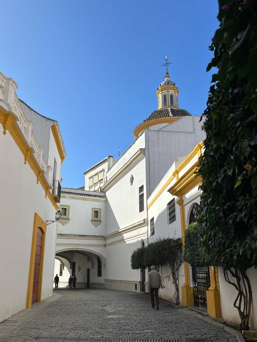 Вот такие живописные арки ведут на площадь де Торрес. Севилья, Испания. Фото автора 