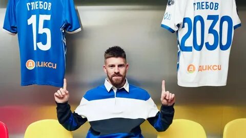 Данил Глебов после подписания контракта с бело-голубыми. Фото ФК Динамо 