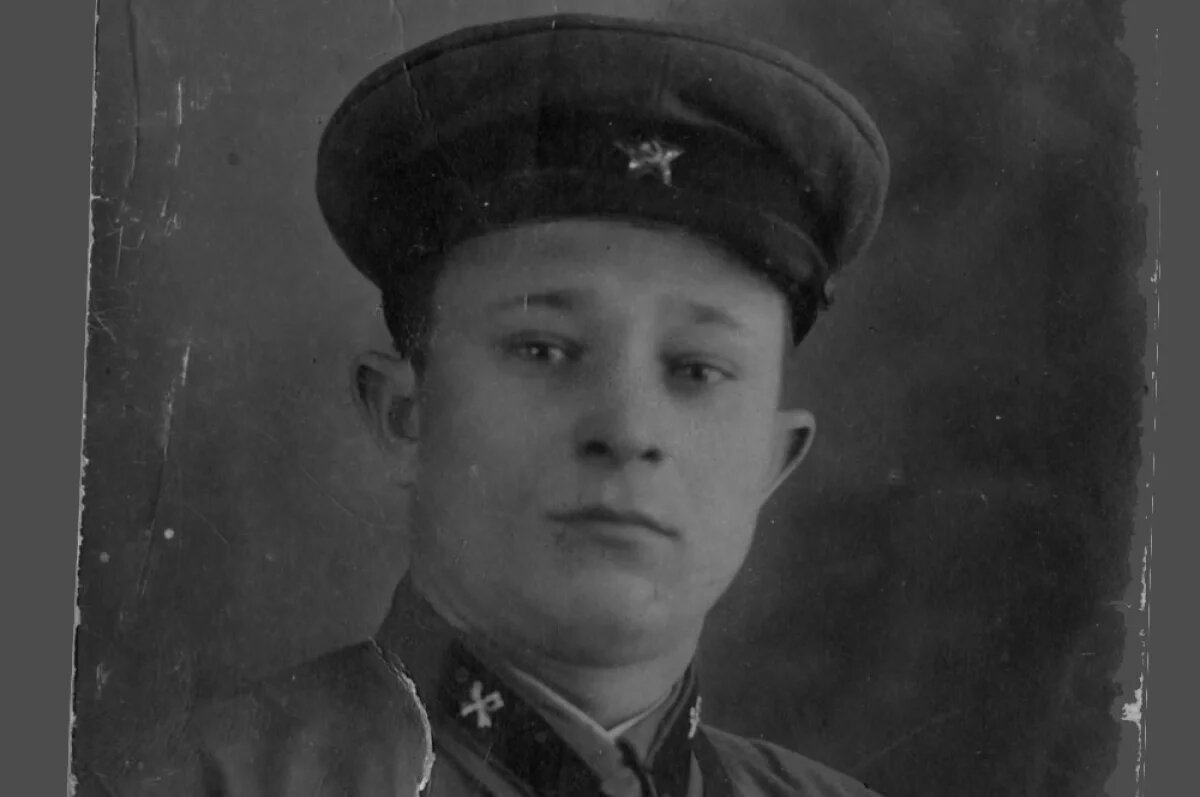    Дядя поэта Александра Шаганова — Василий Павлович Шаганов во время Великой Отечественной. Именно ему и посвятил автор «Комбата».