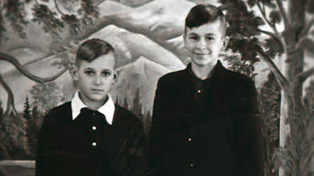 Ученик 4-го класса Уйской школы Саша Тихонов и его друг Валера Фомин. Фото из личного архива