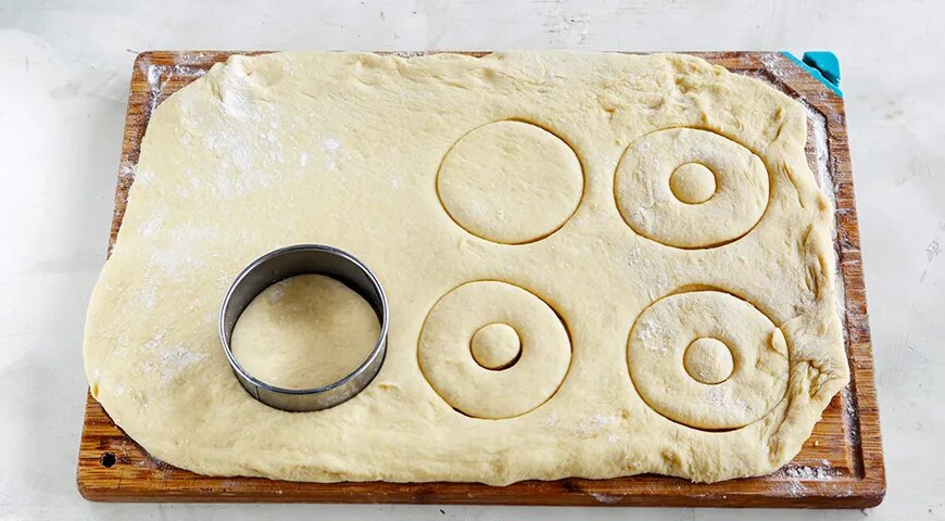 Вырезание пончиков из теста