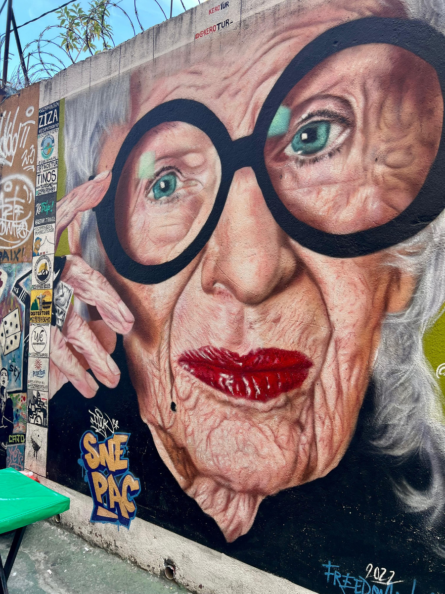 Граффити в районе Санта-Тереса