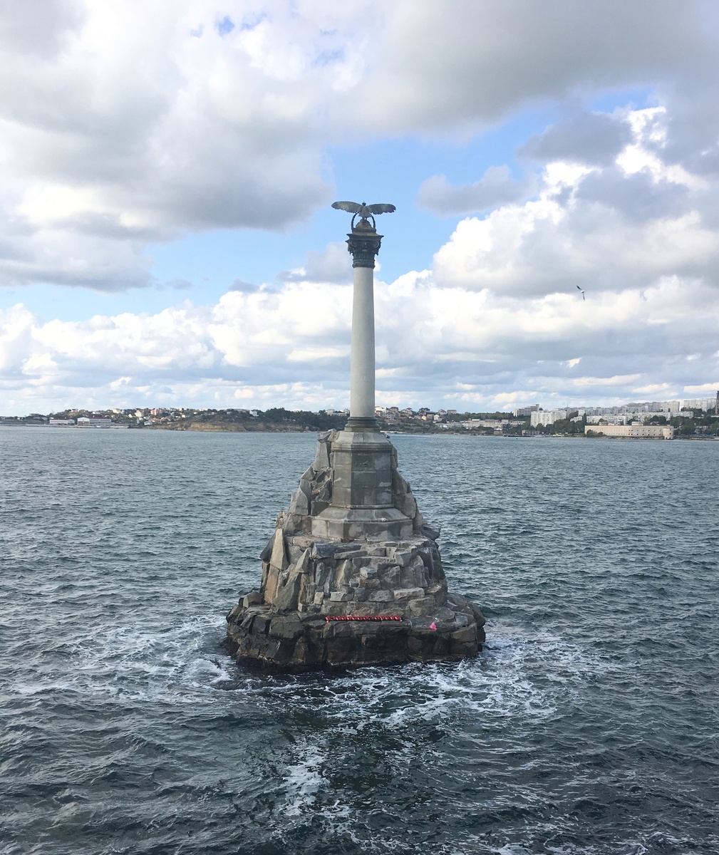 Памятник затопленным корабля. Сооружён в 1905 году.