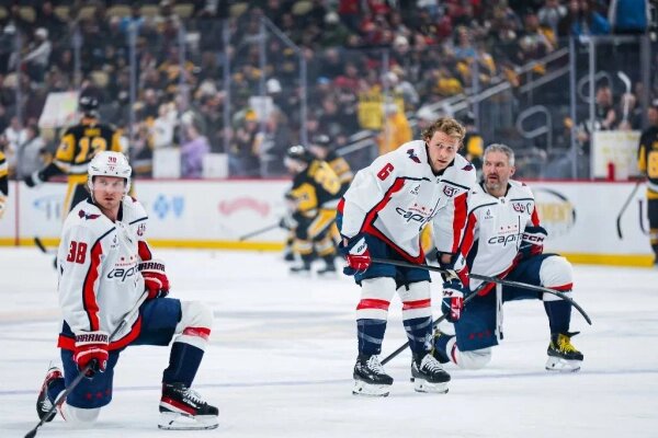 Александр Овечкин (крайний справа) остался без очков в игре с «Питтсбургом». Обложка © X / Washington Capitals
