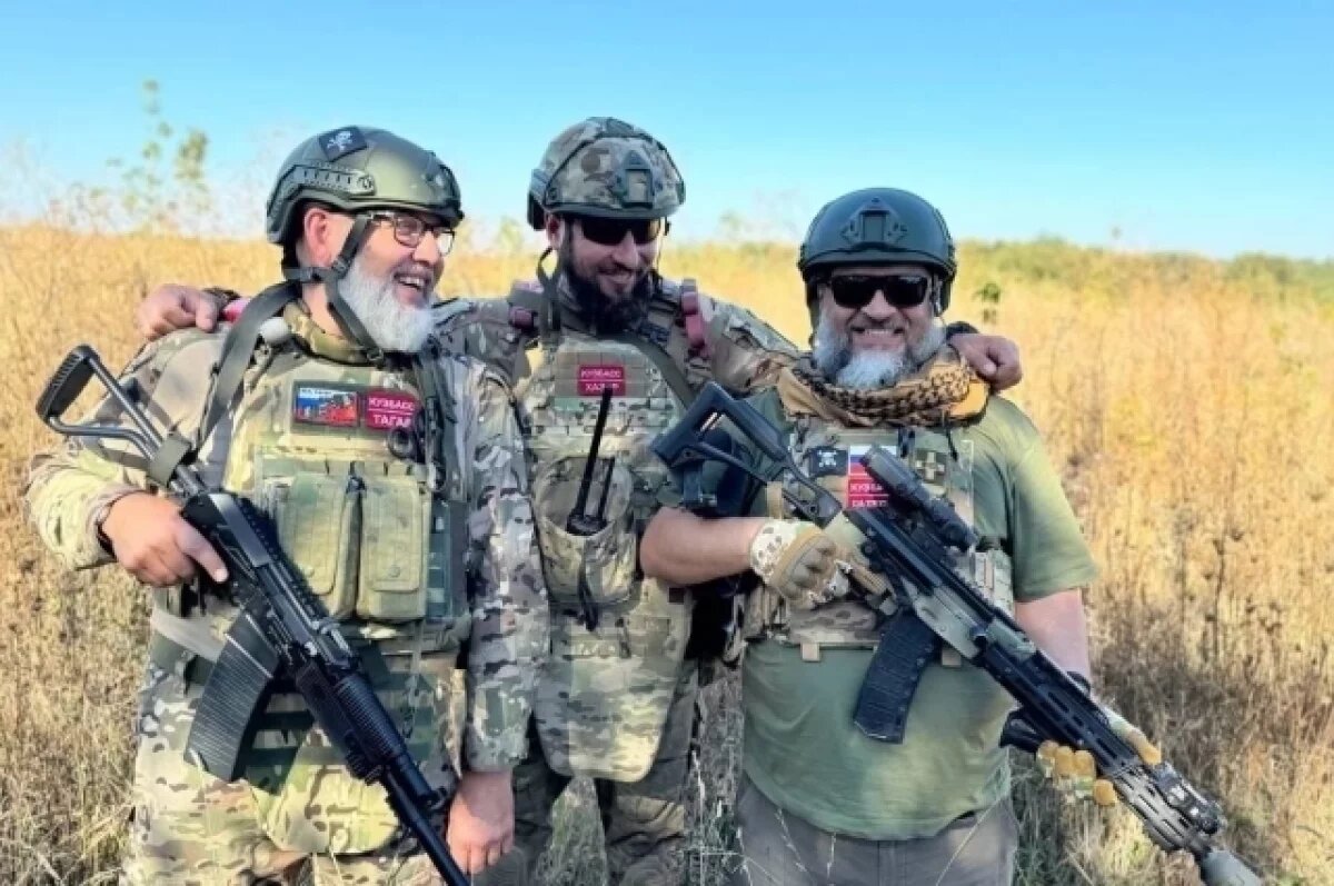    Максим Демидов (справа) с товарищами.