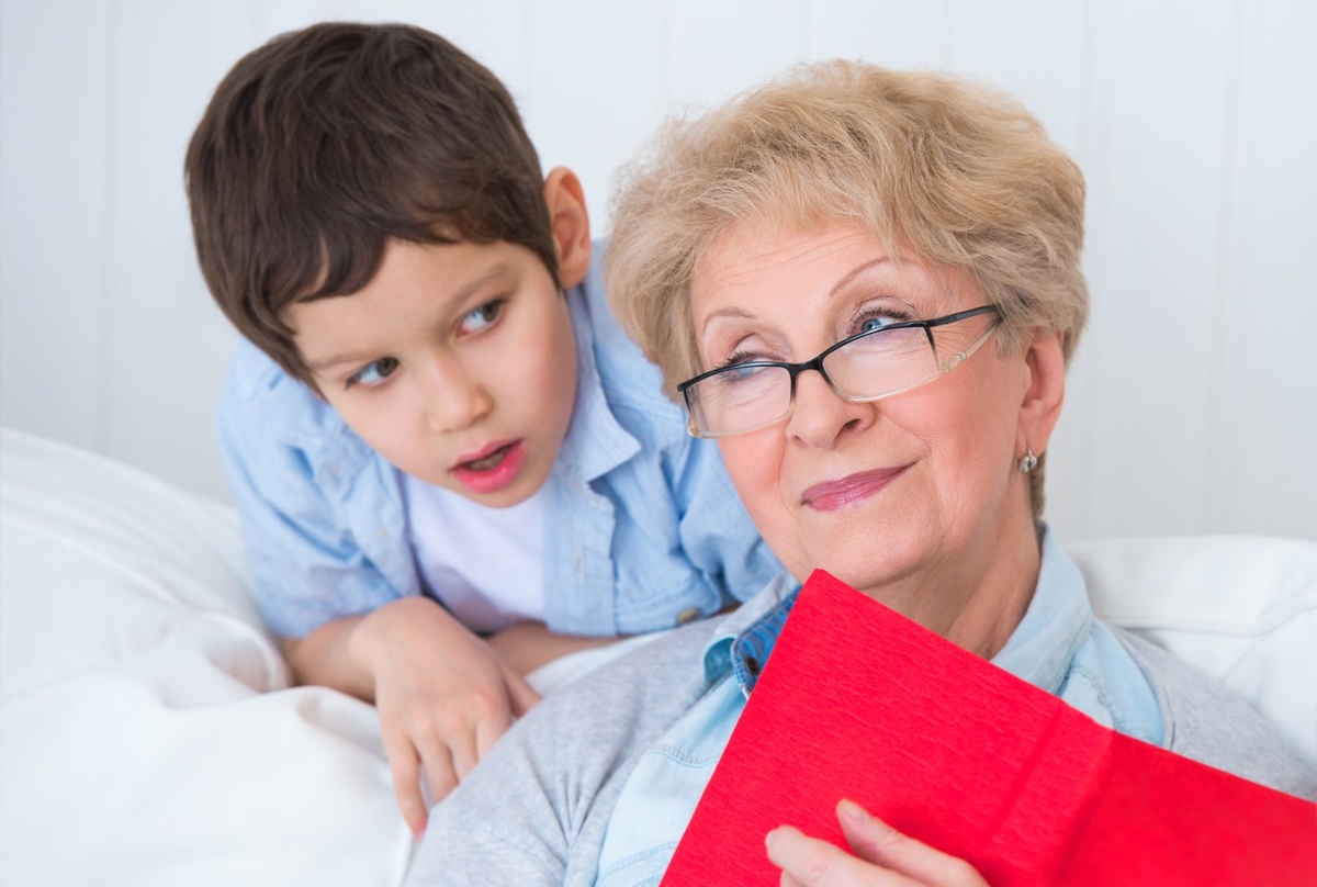 братик и бабушка