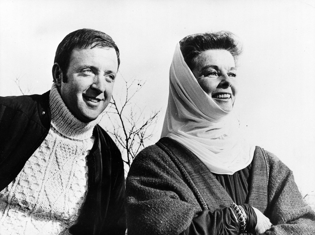 Режиссер Энтони Харви и Кэтрин Хепберн на съемках фильма