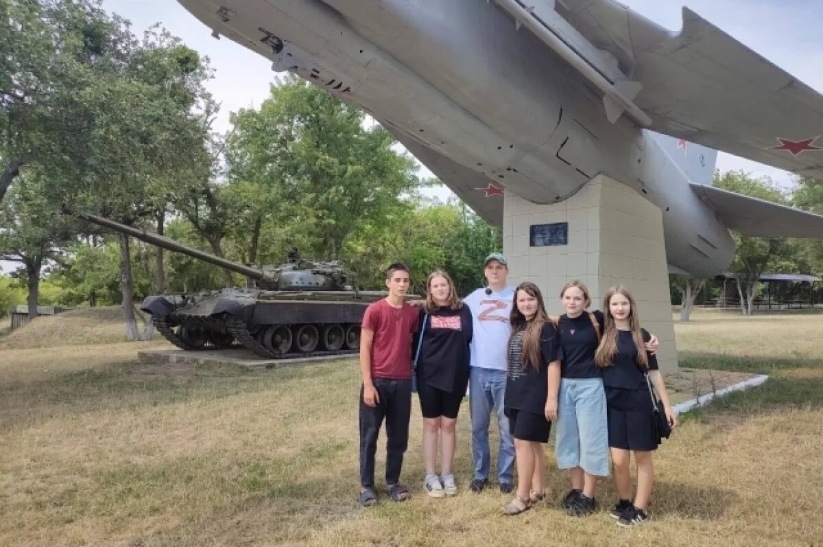    По словам Леонида Михайлова, в его школе всегда уделяли большое внимание патриотическому воспитанию, поэтому ребята активно помогают защитникам Отечества: собирают гуманитарную помощь, плетут маскировочные сети и т.д.