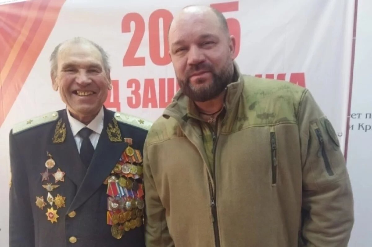    Генерал-майор морской авиации Виктор Шаров и его сын, ветеран Вооруженных сил РФ Руслан Шаров.