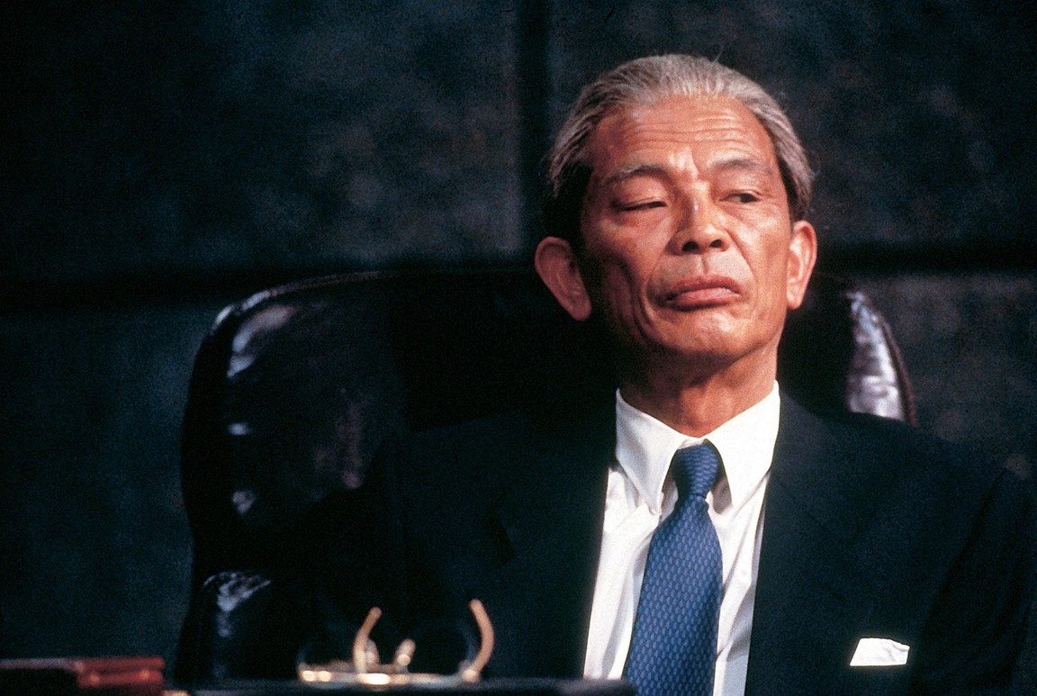 Пролистните изображение, чтобы увидеть следующий кадр из сериала «Восходящее солнце» (1993)