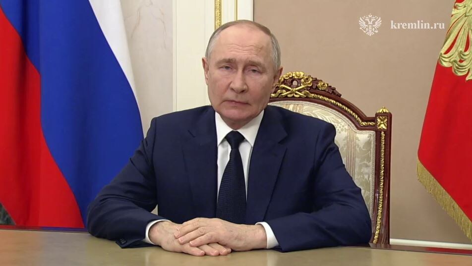     Владимир Путин поздравил жителей страны с Днем защитника Отечества