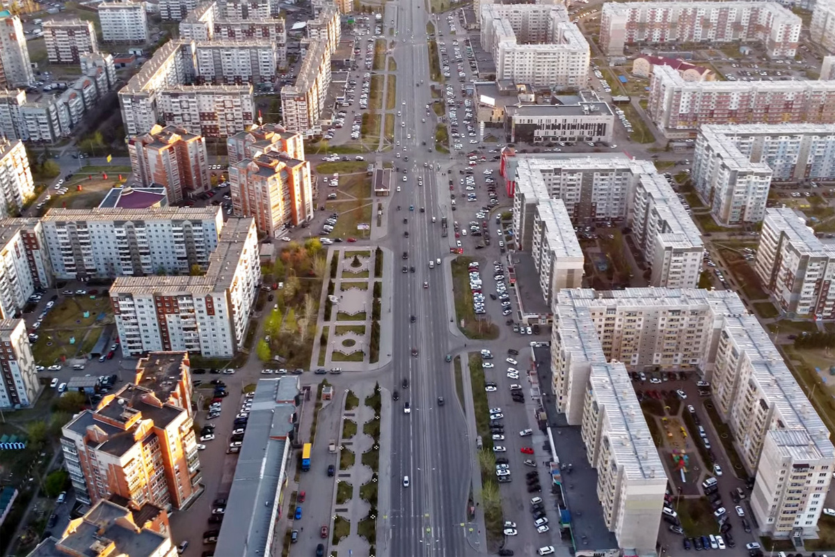     Улица Молокова, бывшая ВПП аэропорта Красноярск-Северный, достаточна широка, чтобы выделить на ней обособленные полосы для двух путей наземного метротрамвая