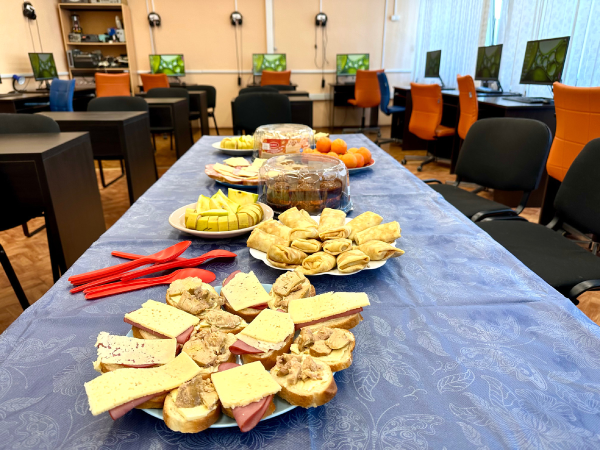 Чаепитие с блинами для мужчин.