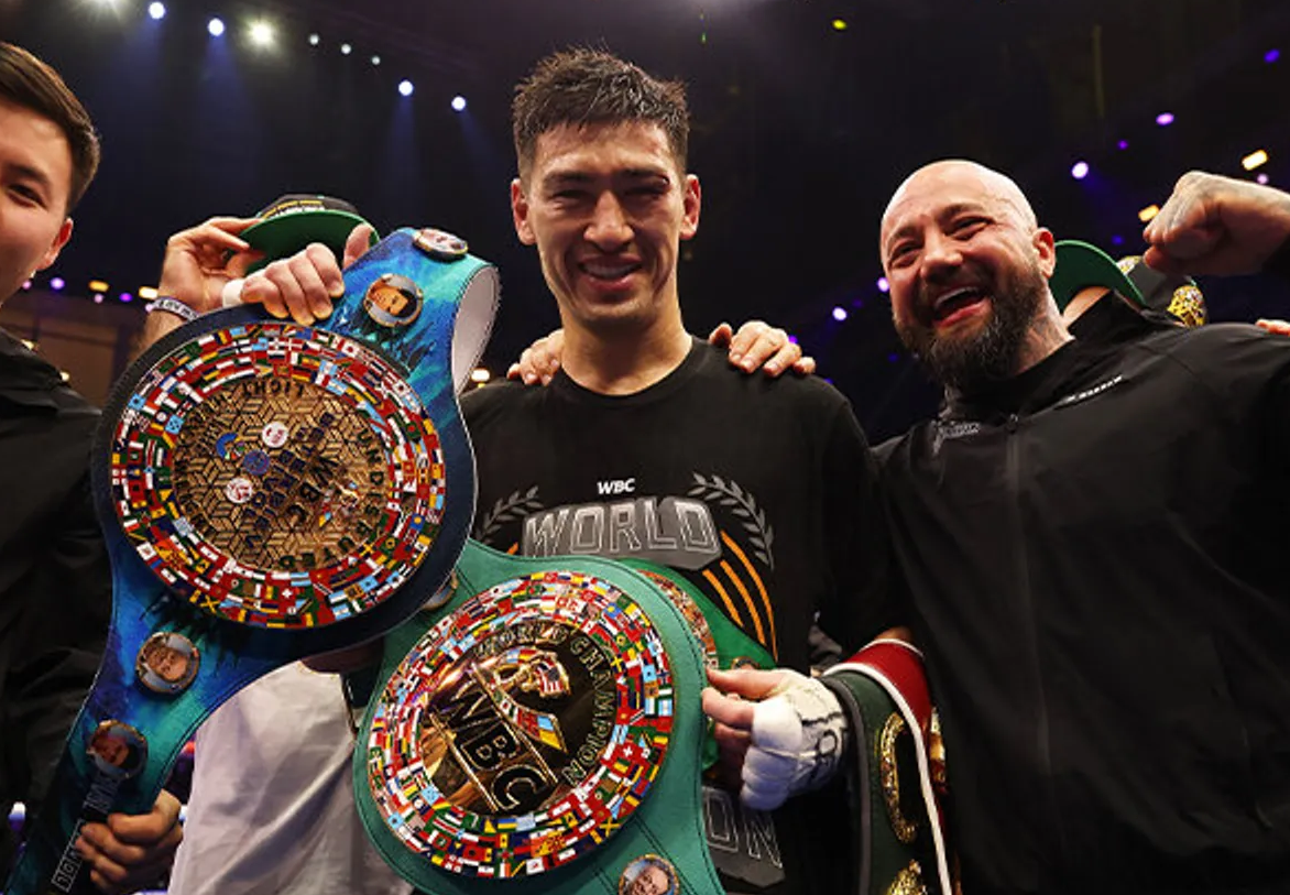 Дмитрий Бивол с чемпионскими поясами после победы над Артуром Бетербиевым. Фото: соцсети