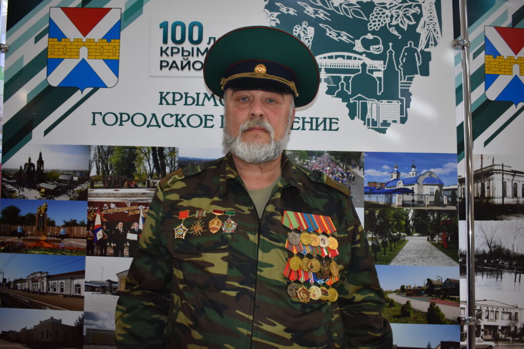    Олег Ильич Суперека, ветеран Вооружённых сил, участник интернациональных войн:   
– Я родом из Украины, ушёл служить в армию сразу после школы, в 18 лет. Прошёл срочную службу, затем сержантскую школу, школу прапорщиков, ускоренные курсы подготовки офицерского состава. Служил в Афганистане и Таджикистане с 1983-го по 2006 год. Имею много наград – «За отличие в охране государственной границы», «За отличие в службе», «Отличник погранвойск». Знаю не понаслышке, что такое любить и защищать свою Родину. Моя супруга и две дочери – тоже военные. Поздравляю всех ветеранов и военнослужащих с Днём защитника Отечества и желаю здоровья, успехов. Служите на благо нашей Родины и принимайте активное участие в жизни нашей страны. admin