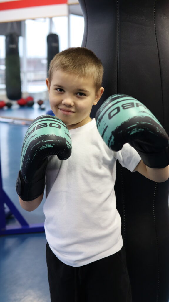    Михаил Климов, воспитанник МБДОУ детский сад №35, будущий боксёр:   
– Защитник – это сильный, храбрый и смелый мужчина, который стоит на страже добра и защищает детей, женщин и стариков от опасностей, страну – от врагов и мир вокруг – от зла. Мне нравится наш президент, мне кажется, он наш главный защитник, с которым нам не страшны никакие трудности и преграды. Когда я вырасту, то хочу стать именно таким мужчиной, настоящим защитником семьи и Родины. Я занимаюсь боксом, чтобы уметь постоять за себя и защищать слабых. Мой прадед Павел Павлович Климов – генерал-майор, был участником Великой Отечественной войны, в бою потерял ногу, дошёл до Берлина и был очень уважаемым человеком. Мама всегда приводит мне его в пример, и я тоже хочу сделать что-то важное для своей страны. admin