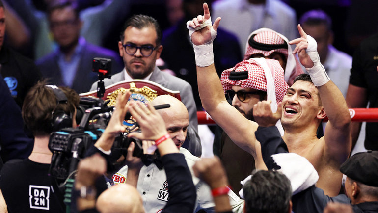    Дмитрий Бивол празднует победу над Артуром Бетербиевым. Reuters