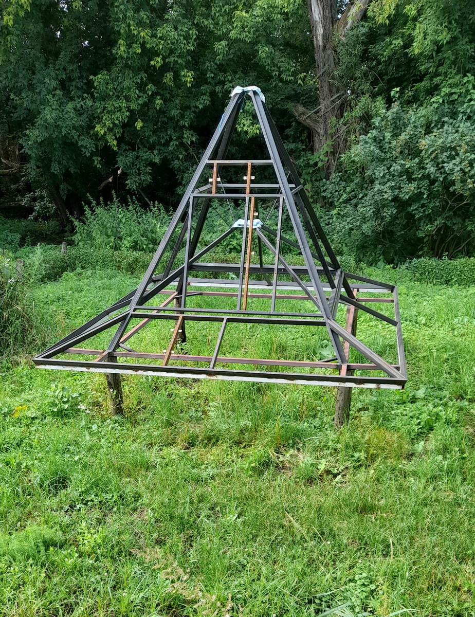 Собранный вчерне шатер