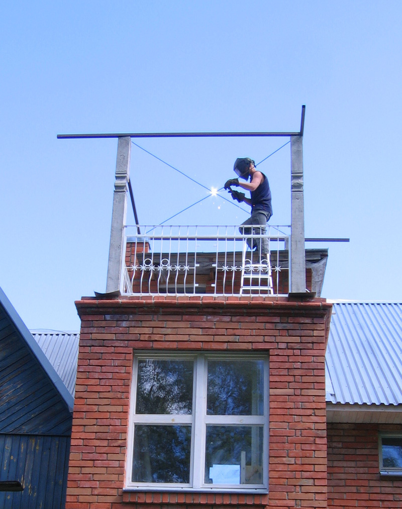 Схвачены сваркой по месту предстоящей установки 4 трубы 40х40 и диагональные растяжки из арматуры Д8, н веревках спущены на землю