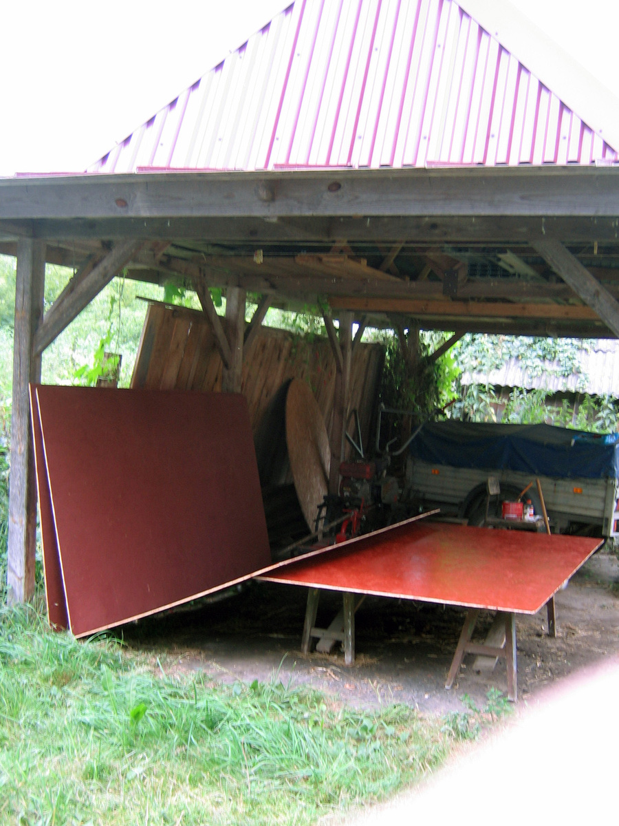 Покарашены красной ГФ-021 поролоновым валиком с обои сторон листы ОСБ