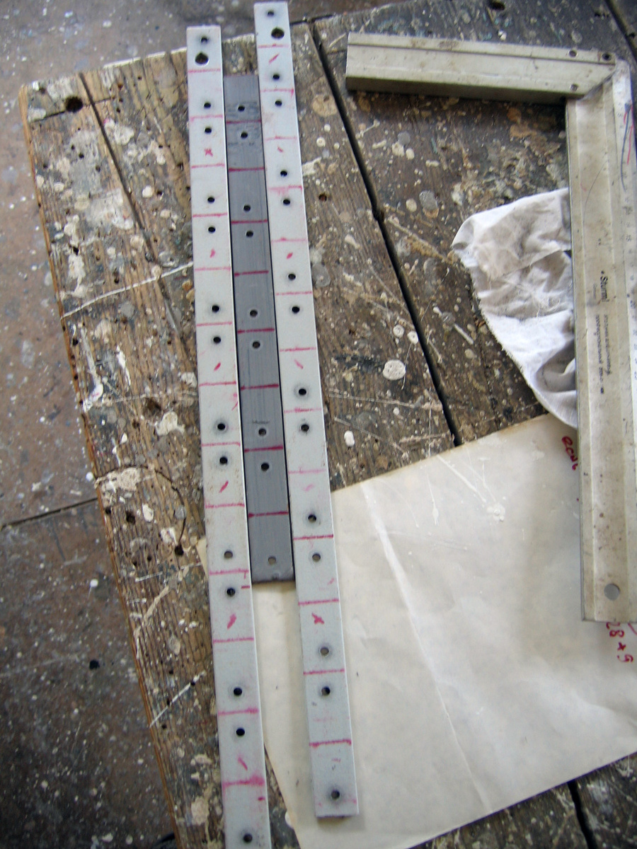 Размечена полоса для нарезки флажков крепежа ОСБ, как основания фальцевой кровли, засверлены отверстия Д5 для заклепок 4,8х