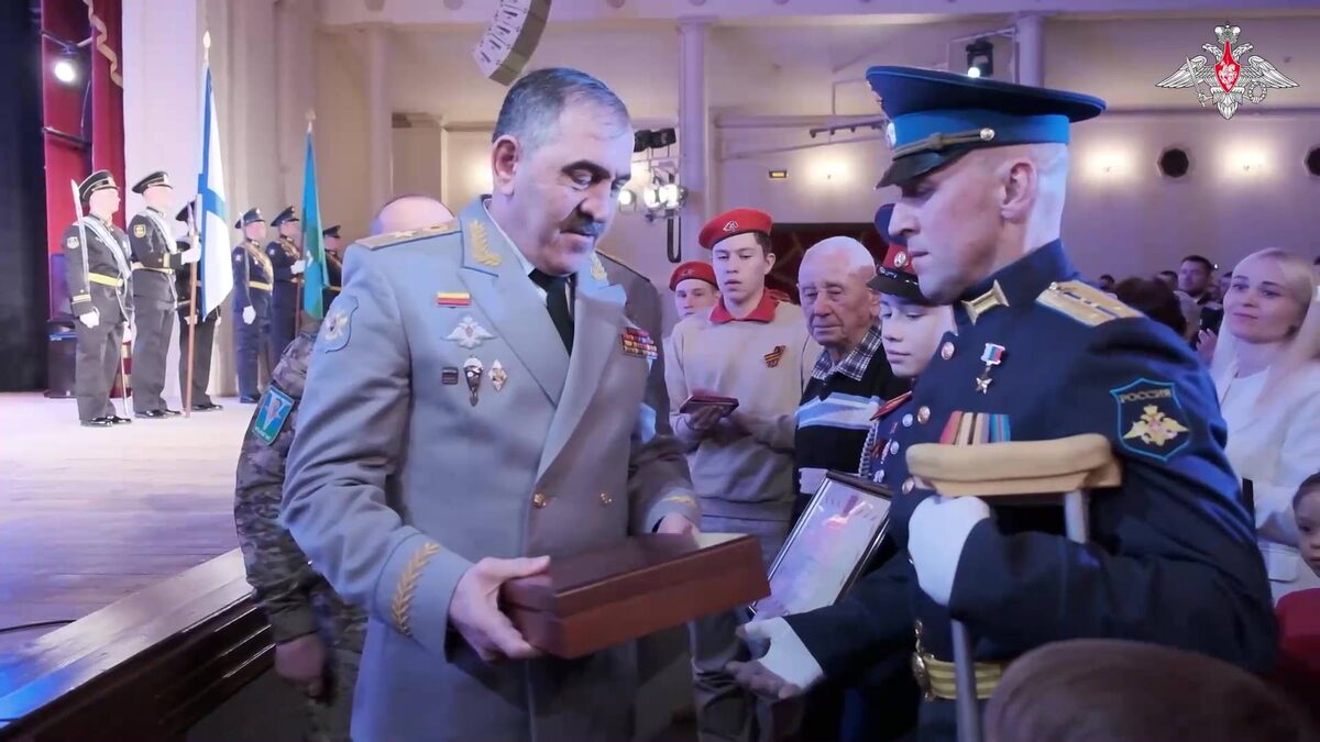    Заместитель Минобороны Юнус-Бек Евкуров вручил Звезду Героя России уроженцу Башкирии Дмитрию Авдонину