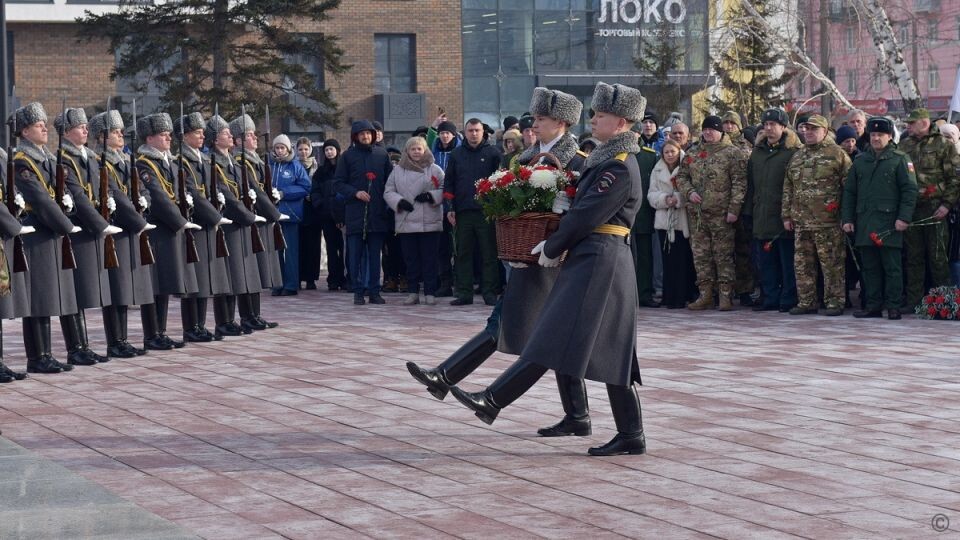    Возложение цветов к Мемориалу Славы в Барнауле. Источник: barnaul.org