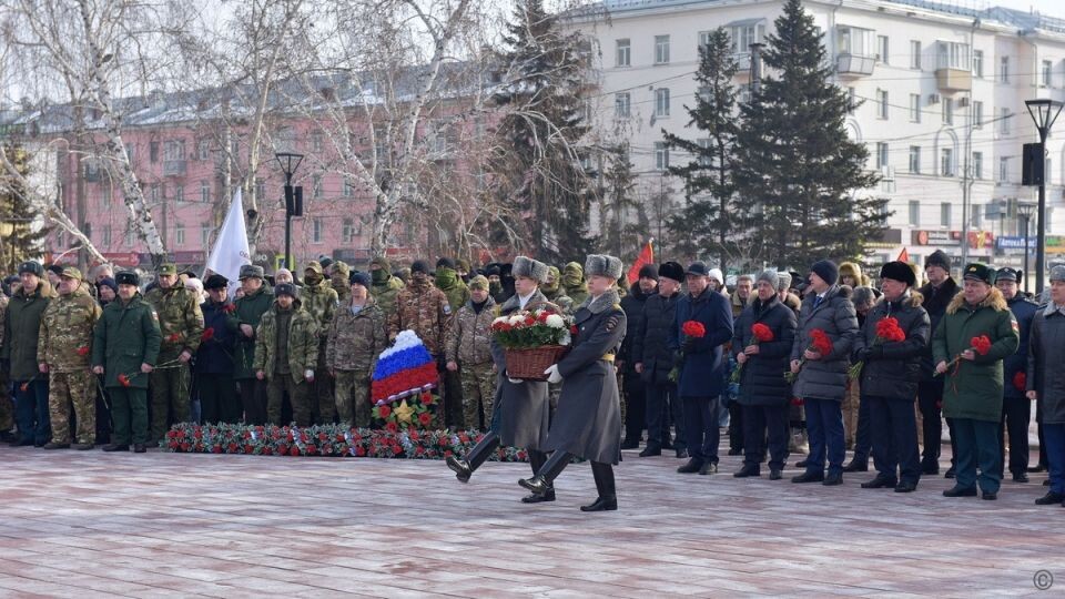    Возложение цветов к Мемориалу Славы в Барнауле. Источник: barnaul.org