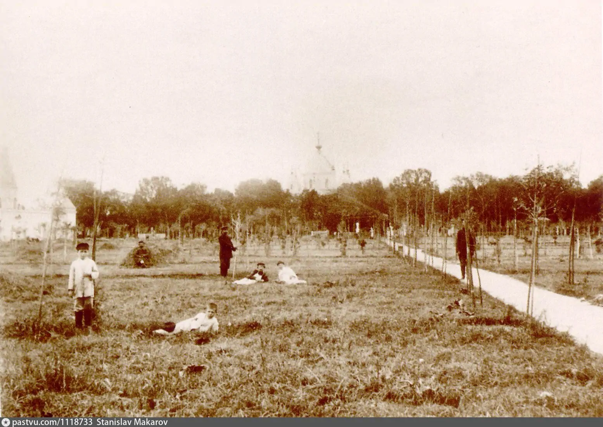 Так эта местность выглядела в 1901 году. Вид от нынешнего футбольного поля в сторону Покровского монастыря. Тогда здесь был сад, а чуть дальше - кладбище. С сайта www.pastvu.com.