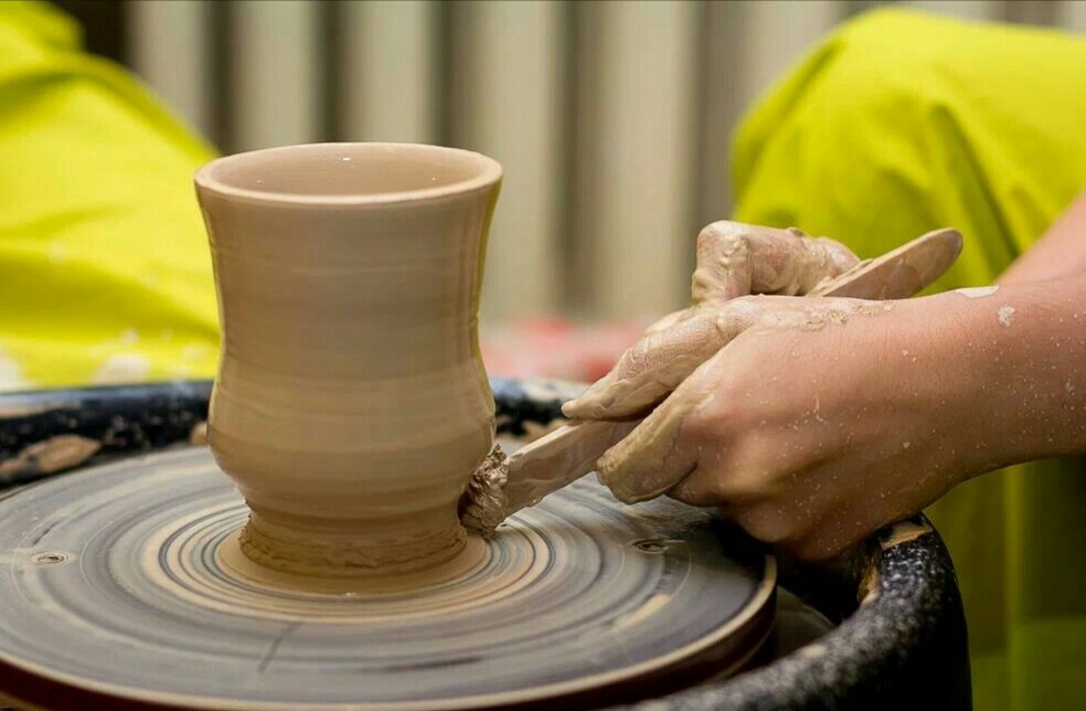 Гончарный круг и ваза.