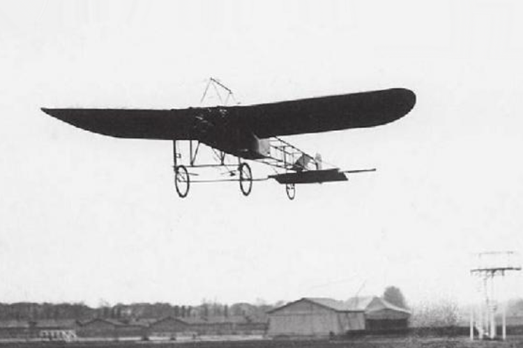    Полет Александра Васильева на самолете Блерио XI в Казани в сентябре 1910 года.   
Фото: commons.wikimedia.org