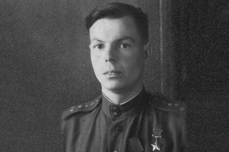    Выпускник казанского аэроклуба Николай Столяров сразу выделился незаурядными летными навыками. Он единственный в Татарстане, кто был удостоен звания Героя Советского Союза дважды.   
Фото: Engelberthumperdink — Own work, CC BY-SA 4.0, commons.wikimedia.org