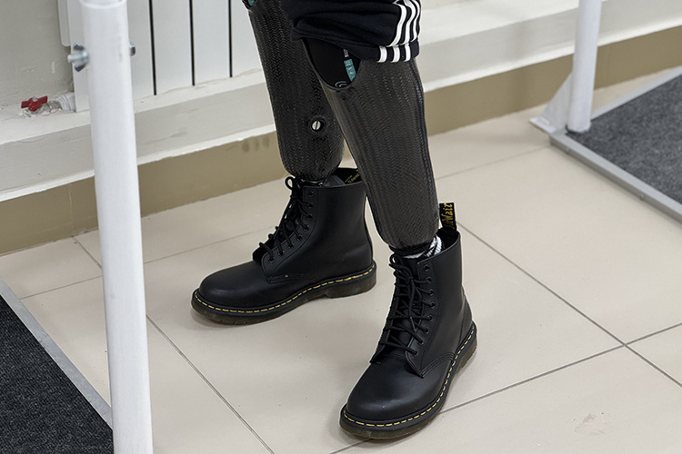    Боец приехал домой на обычных модульных протезах, которые ставят в госпиталях минобороны