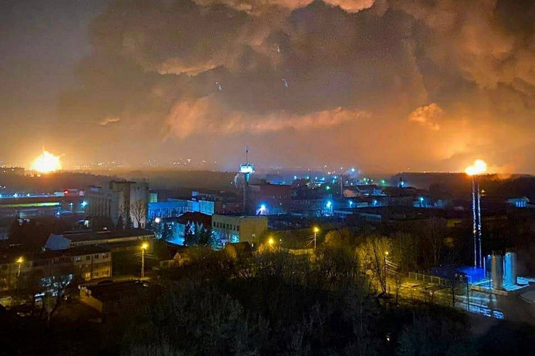    «Как уточняет SHOT, киевские комбатанты «маскируются под мирных жителей», то есть занимают жилые дома у границы, тем самым «готовя плацдарм для наступления на Брянскую область».   
Фото: © Globallookpress.com / www.globallookpress.com