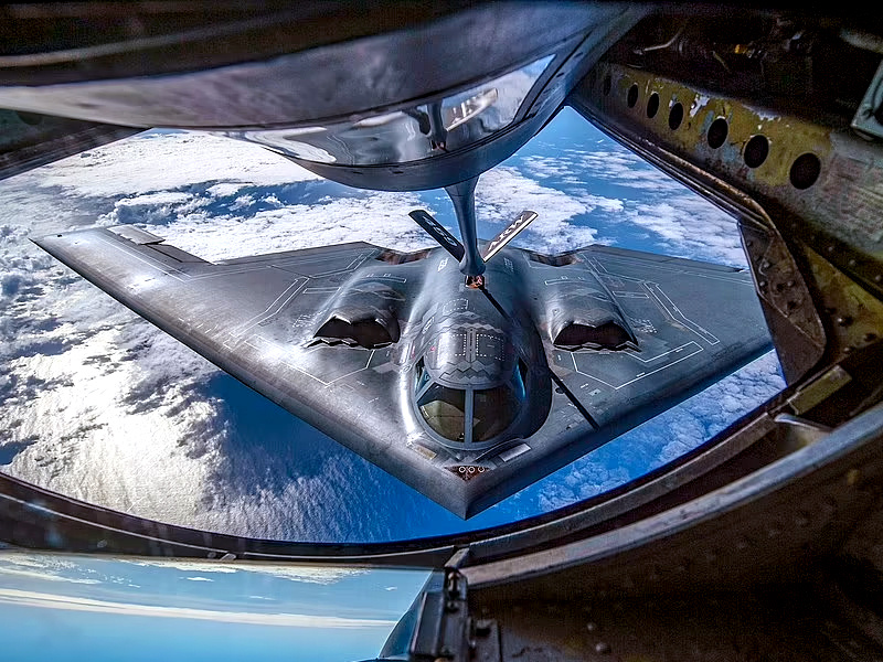 Дозаправка В-2 в воздухе.   фото: яндекс.