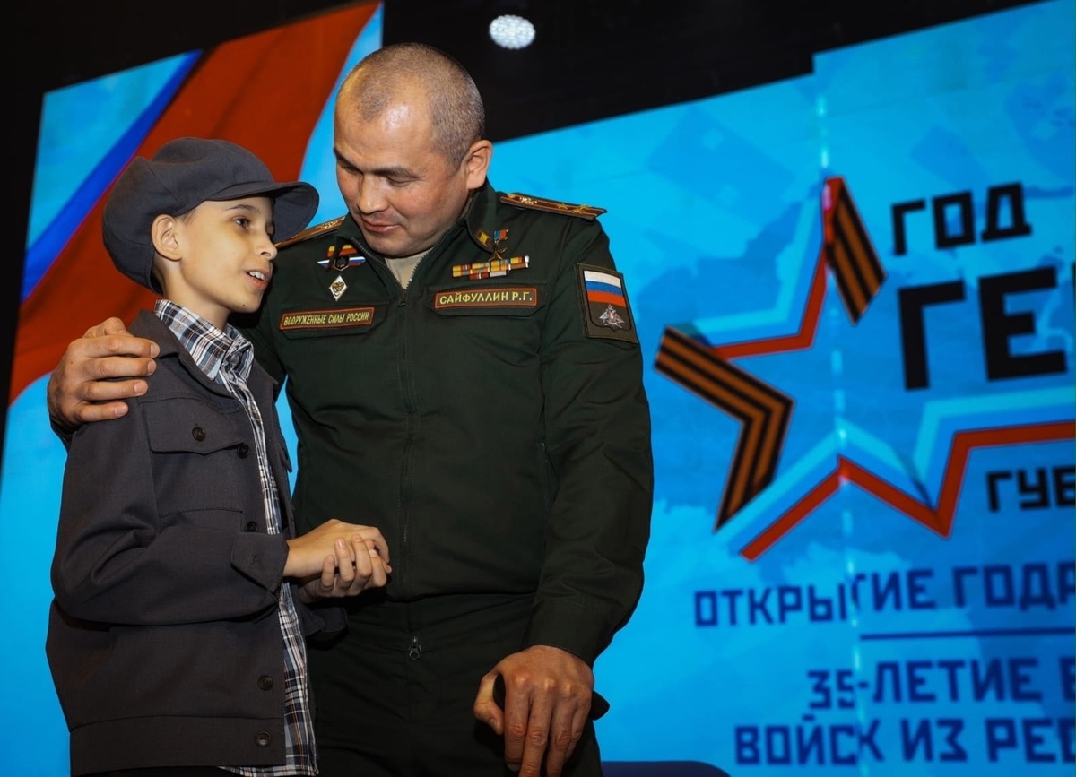 Рустам Сайфуллин часто общается с молодежью, проводит
уроки мужества || Фото из семейного архива героя