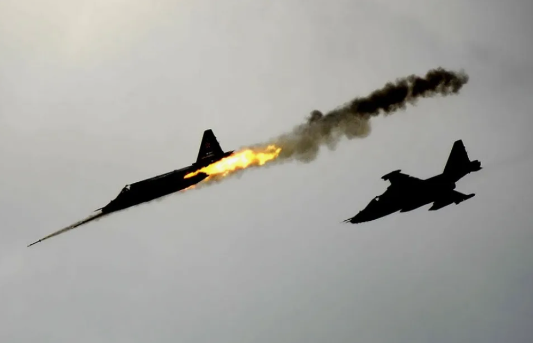 Форма у Су-25 настолько узнаваемая, что его невозможно ни с кем перепутать. Как и характерный звук, который издадают два его двигателя Р-195. Фото МО РФ