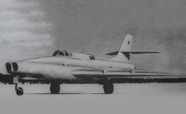 Вот таким мог стать наследник знаменитого Ил-2. Но у "носатого" Ил-40 оказалась крайне несчастливая судьба. Первую предсерийную партию буквально отправили под пресс из-за личного вмешательства Хрущёва. Фото архив КБ "Ильюшина"