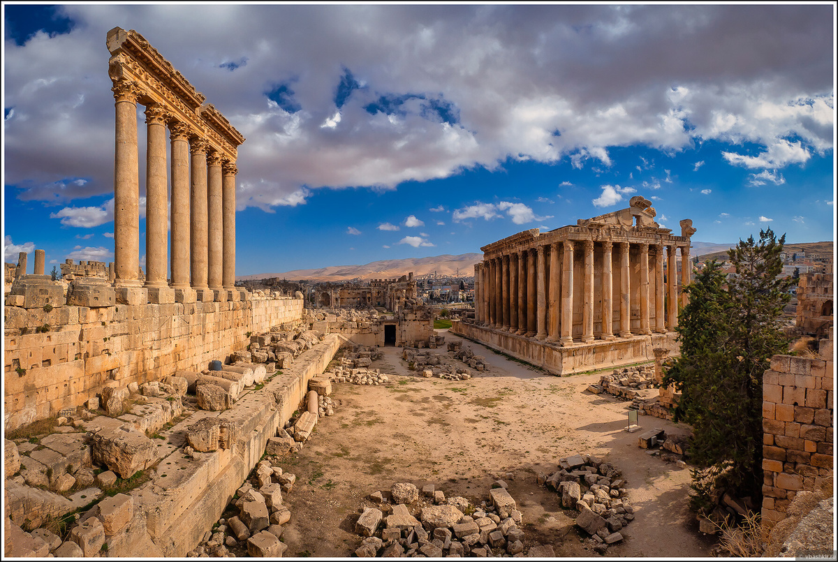 Современное состояние Баальбека. Слева на фото - шесть колон храма Юпитера-Баала, справа - храм Вакха.