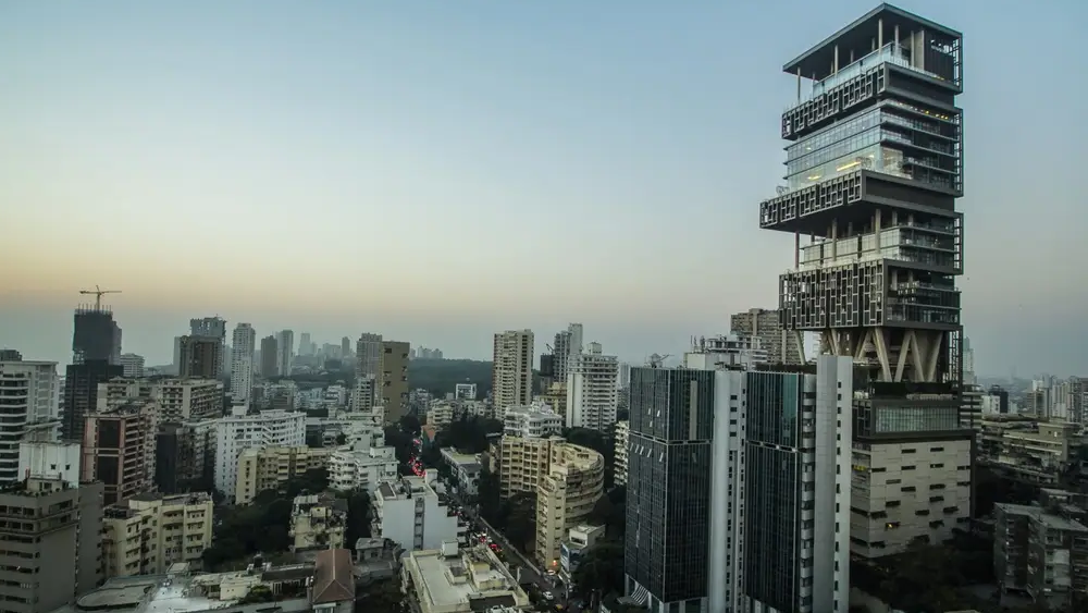 Дом "Антилия" возвышается над всеми остальными зданиями в округе