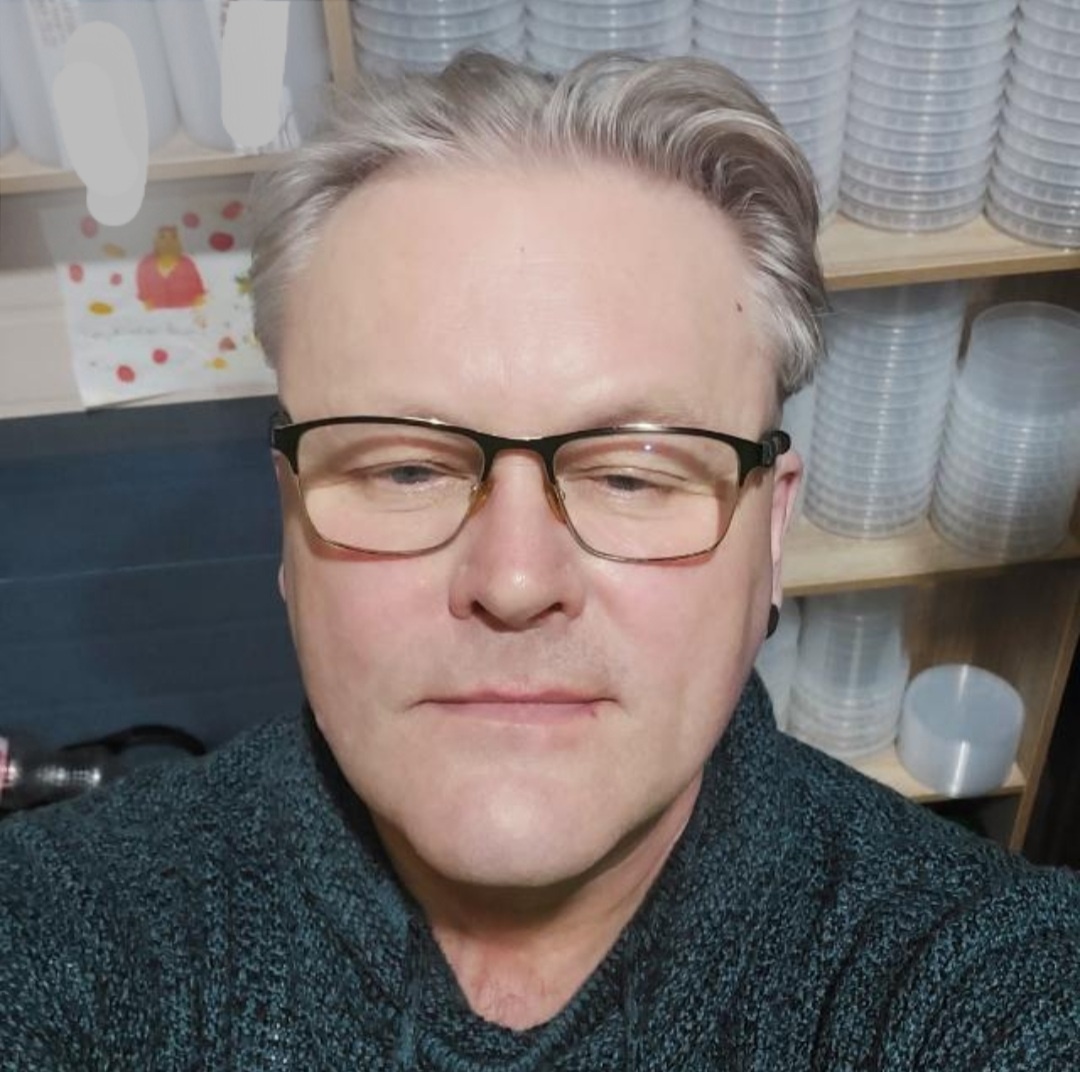 Ни в компьютере, ни на флешке нет моих армейский фотографий, поэтому поставил теперешнюю.