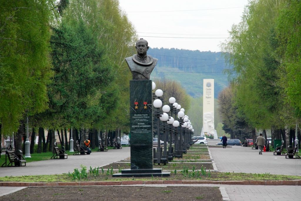 Кемерово. Ул. Весенняя, Аллея героев, Обелиск кузбассовцам, Павшим в годы войны. 