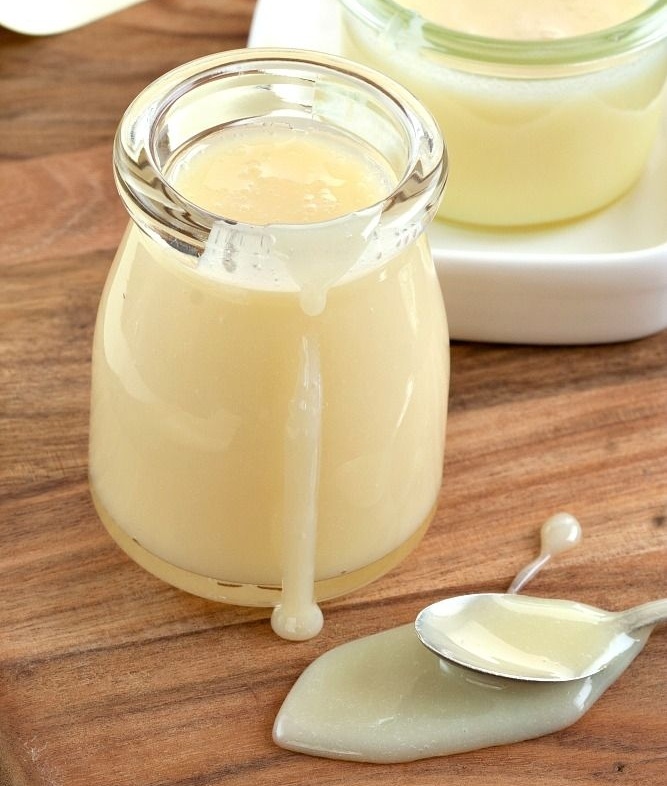 Сгущённое молоко, приготовленное в домашних условиях дешевле магазинного и обладает более насыщенным вкусом