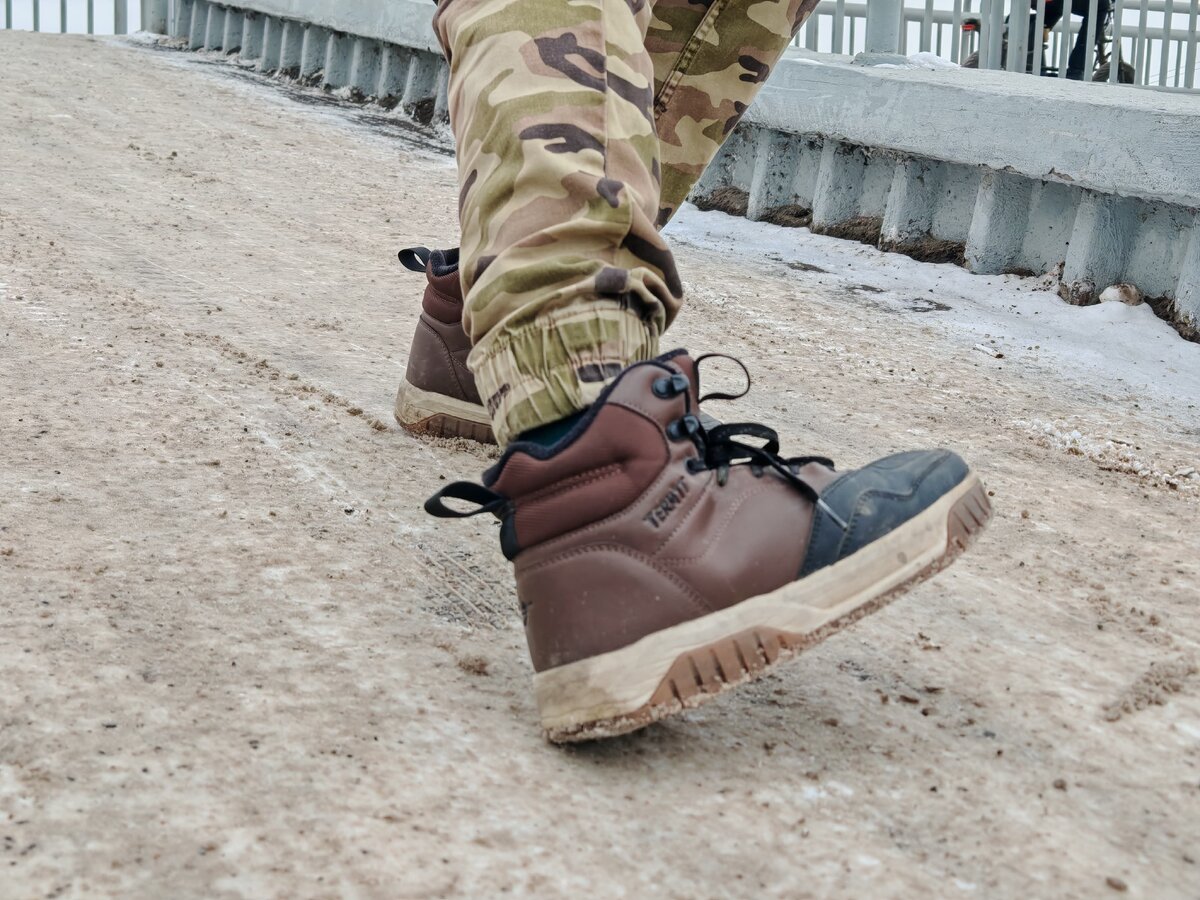     Красноярцы жалуются на гололед: где самые скользкие дороги и тротуары?