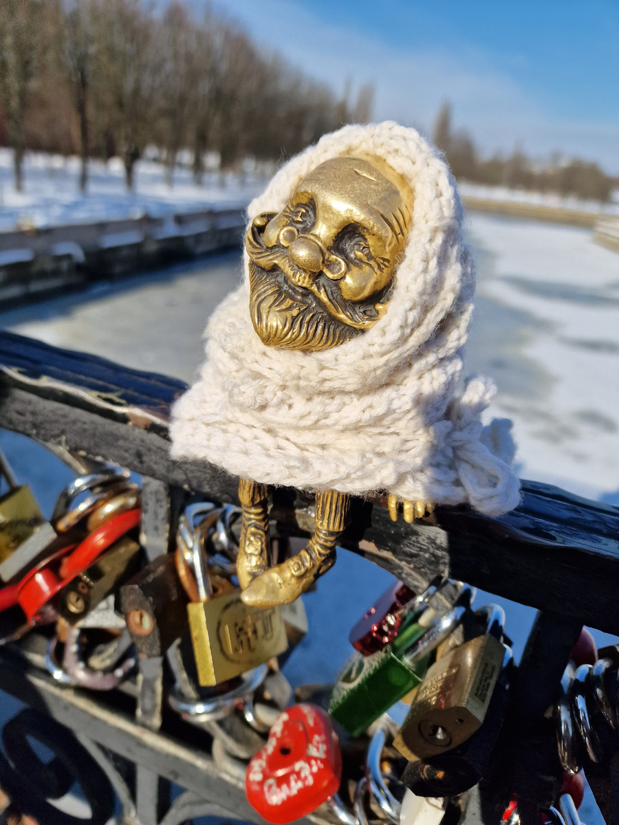 фото автора: дедушка Карл, а его кто-то одел, видать, замерз..кстати, у нас в Чехии тоже любят одевать скульптуры)