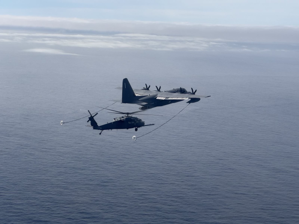Вертолет ВВС HH-60G и HC-130J в Тихом океане, чтобы забрать пациента с сухогруза в 500 милях от побережья Сан-Франциско, 9 октября 2024 года. Фото: 129-е спасательное крыло